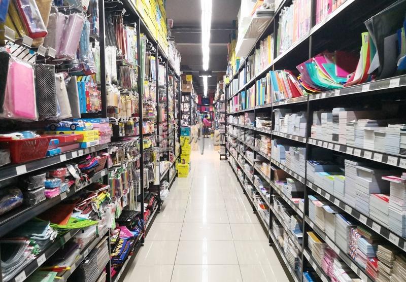相信是一些业者尚不知道标准作业程序已更新了禁卖非必需品的禁令，因此有些超市的非必需品区仍开放售卖。