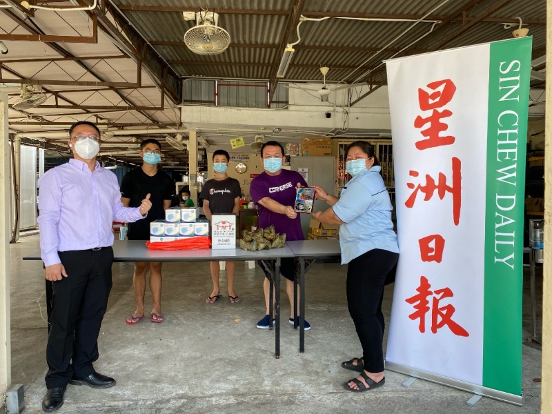 福爱之家管家陈正义(右二)接领粽子。左一为高益文;右一为林爱凤。