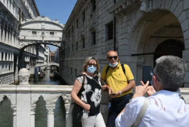 随着当局宣布将解除户外戴口罩的强制性规定，民众在户外旅行和活动时，无需再佩戴口罩，但有专家建议继续戴口罩，以降低感染风险。（法新社照片）