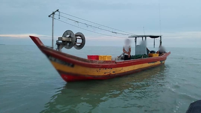 古楼海事执法机构扣查的渔船和嫌犯。