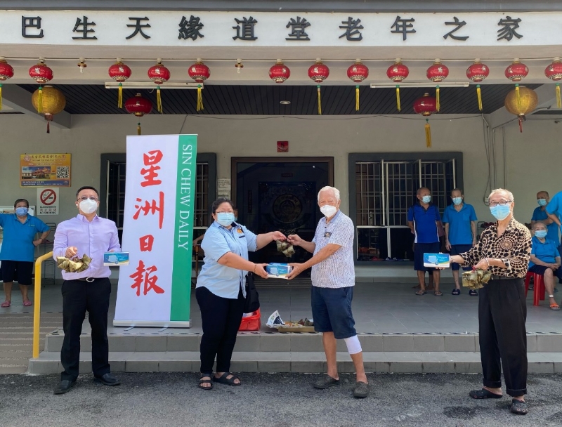 巴生天缘道堂老年之家总务童金湘(右二)接领粽子。左起为高益文和林爱凤;右一为执行秘书刘来锦。