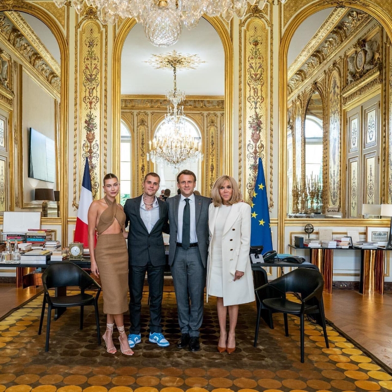 贾斯汀比柏连同超模老婆海莉与法国总统马克龙及夫人会面，向总统讲述“与年轻人有关事情”。