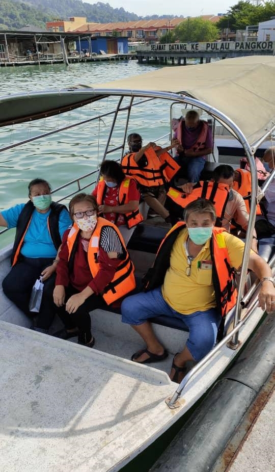 邦咯岛民乘快艇准备到对岸接种冠病疫苗。