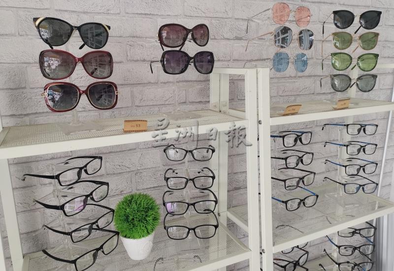 顾客不能配新眼镜，让眼镜店销量大跌。