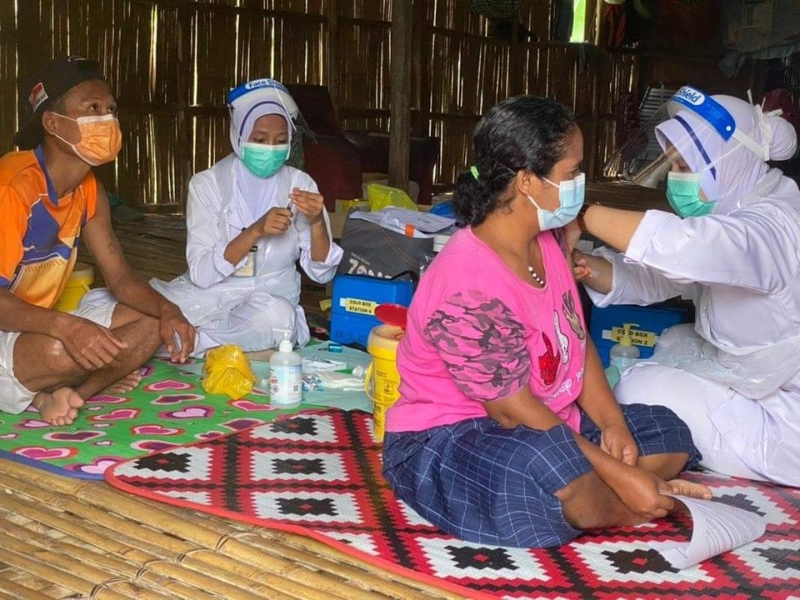 为达到群体免疫的目标，彭亨卫生局医护人员拉队前往柏道原住民村，为村民接种冠病疫苗。（图取自彭卫生局脸书）