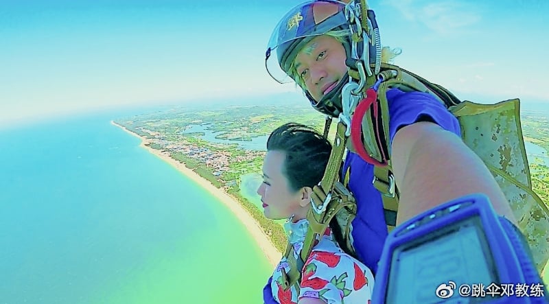 鄧子浩（右）在海南博鰲帶着客戶跳傘，從不一樣的角度觀看地面。
