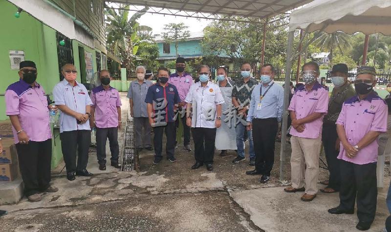 
武吉戈兰区州议员杰菲森查密（左四）视察斯里峇类迎宾会堂疫苗接种中心。