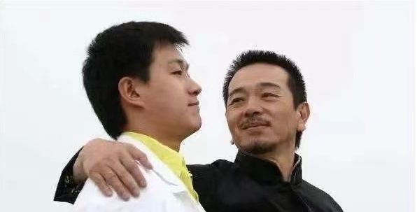 张晨光和佟大为15年前曾在《奋斗》合演父子。