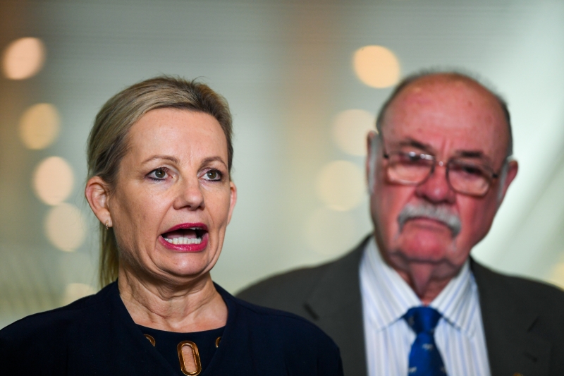 澳洲环境部长雷伊（左）周二在首都堪培拉的国会大厦召开记者会，表明澳洲将挑战联合国教科文组织拟将大堡礁列为“濒危”世界遗产的计划。（美联社照片）