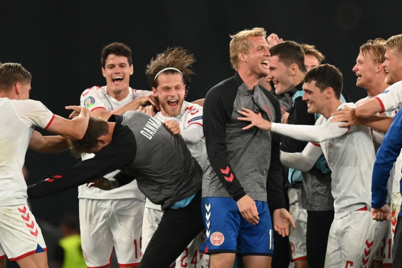 确定球队以小组第2出线之后，丹麦球员个个才开始畅怀庆祝。（法新社照片）