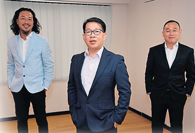 左起为柏卡集团执行董事黄则亿、董事经理秦树茂及执行董事戴于智。