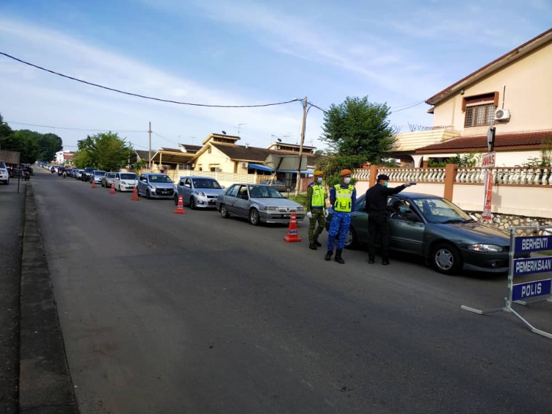 警方严查每辆进出加管令区的车辆，宝林园路口出现长长车龙。