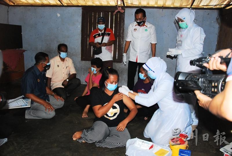 卫生局流动疫苗接种车队，深入甘榜班佐原住民村落，为居民接种疫苗。站者中为莫哈末沙林。