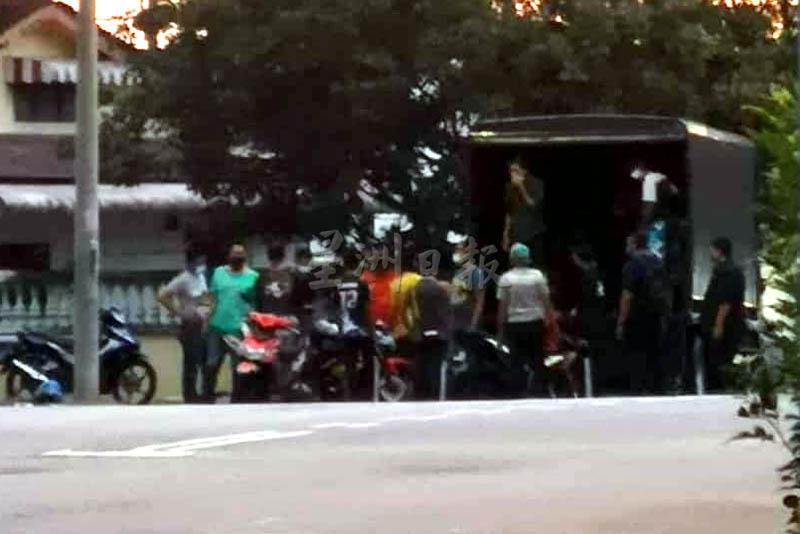警方大前天在春江园扣押一批飙摩托车的青年。
