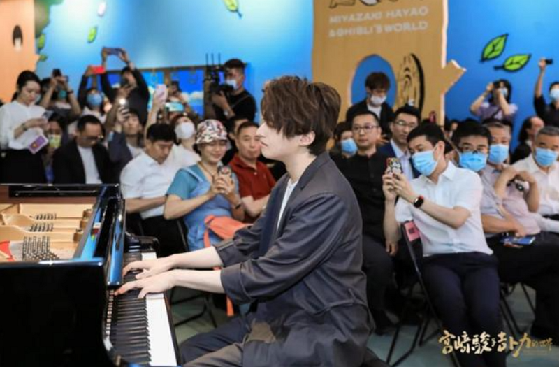新生代钢琴艺术家张浩天以一首《天空之城》拉开大展帷幕。