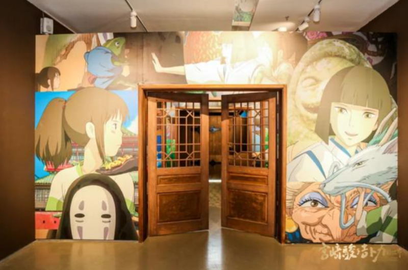 在展厅入口处，特别设置了吉卜力依据今日美术馆空间特点而量身打造的独家装置——吉卜力世界之门。