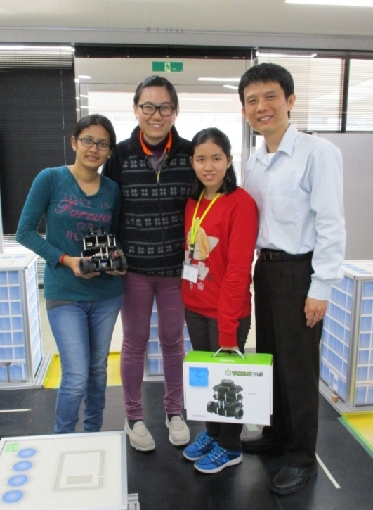 关万和（右一）说，机电系的大部分课程都是建立在机械工程和电机工程的基础上。图为2018年，他带领学生到日本参加樱花科学计划，参访九州工业大学。