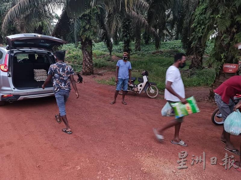 玛尼甘派人运送物资给巴当日莱园坵的村民。