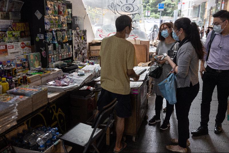 有民众排队周三购买《苹果日报》，表达对香港《苹果》的支持。（欧新社照片）