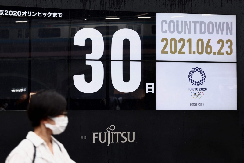 东京奥运会将在7月23日开幕，在东京市区一处可看到奥运会倒数计时，希望吸引更多日本民众观注。（法新社照片）