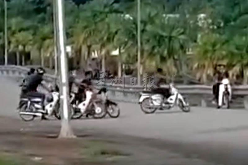 阿儿玛瑟拉浪路一批飙摩托车青年无视全面封锁行管令，违例群聚及违法飙摩托车。
