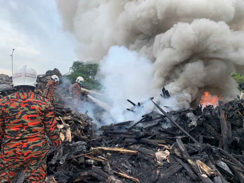 非法垃圾处理场木头起火燃烧。