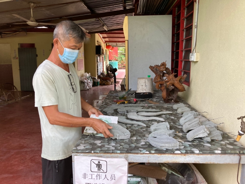 郑添枝以保丽龙为模,制作祥龙尾巴的尾鳍、背鳍等部位。 郑添枝以保丽龙为模,制作祥龙尾巴的尾鳍、背鳍等部位。