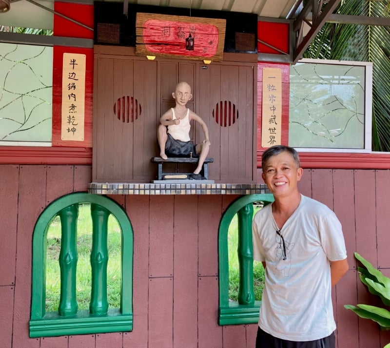 郑添枝制作昆仑洞张公圣君庙发起人之一的郑江水坛主作为纪念。 郑添枝制作昆仑洞张公圣君庙发起人之一的郑江水坛主作为纪念。