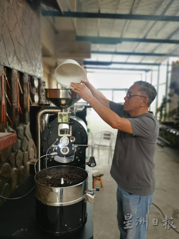 自咖啡种植转型计划开始后，曾广海在咖啡果园的时间更多了。
