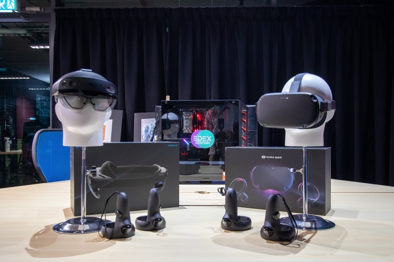 亚太科技大学（APU）的扩展现实工作室（XR Studio）里，备有混合现实精明眼镜，也就是微软的HoloLens（左）以及Oculus公司生产的虚拟现实头戴式显示器Oculus Quest（右）。