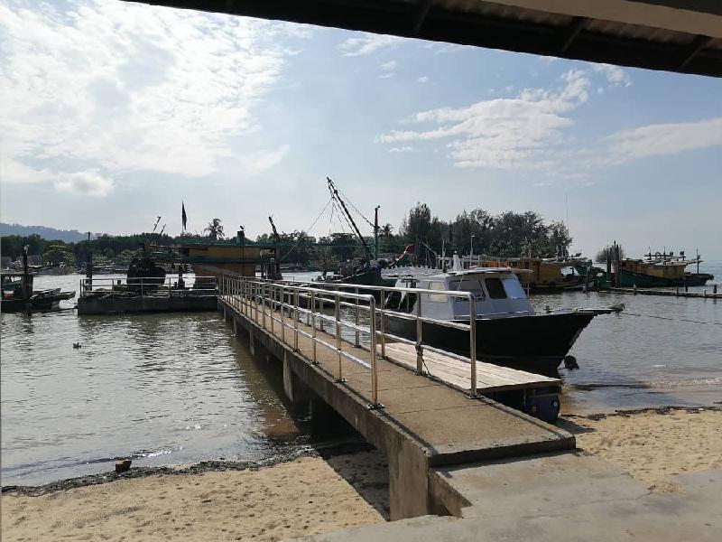 由于渔业发展局码头暂时关闭5天，船主只能借用其他私人码头起鱼。