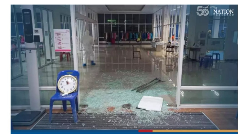 巴吞他尼府一家收治冠病患者的医院周四凌晨遭一名枪手朝玻璃门扫射多枪，现场可见满地碎玻璃。（民族报照片）

