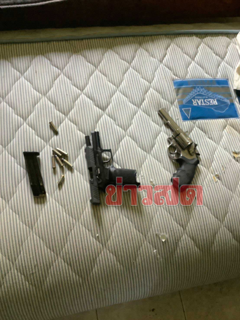 泰国警方在屋内起获凶嫌犯案时使用的两把手枪。（微信照片）