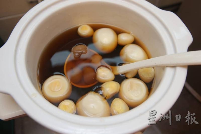 清补凉是龙眼连同蔗糖或冰糖煲成糖水。