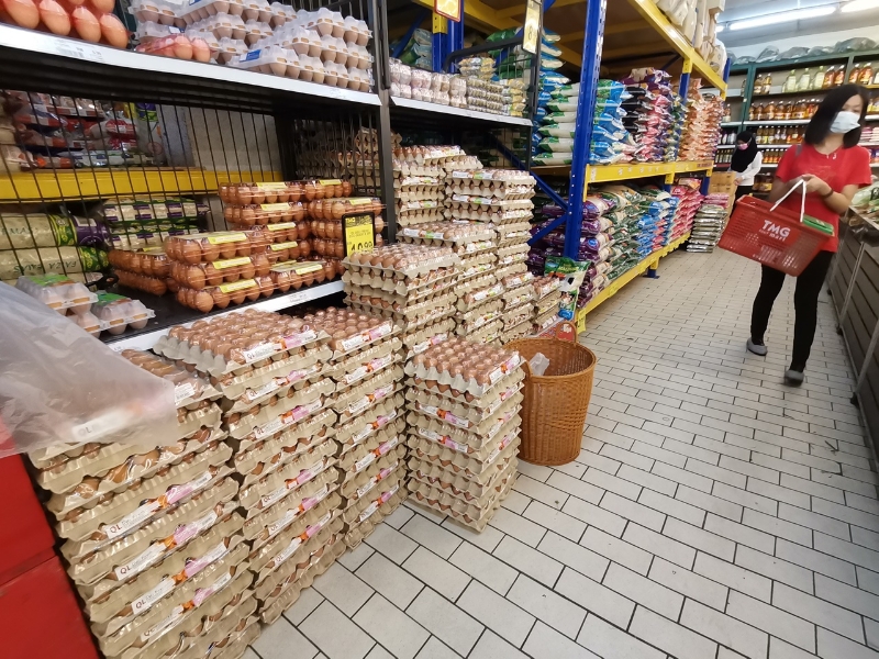 青苗超市阿亦布爹分行的顾客以家庭消费者为主，销量不因蛋价调涨受影响，A蛋更已售罄。