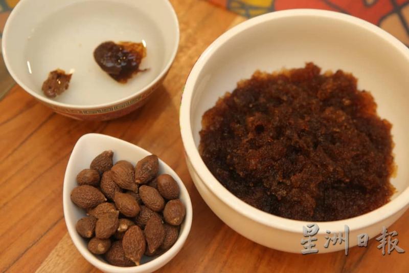 胖大海是一颗颗干种子,泡在水中约20分钟就会膨胀爆裂,果肉呈一丝丝地漂浮起来。