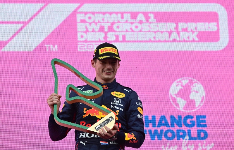 杆位起步的红牛车手维斯塔潘在主场举行的施蒂利亚站F1大赛车顺利收获个人赛季第4冠，也连续两站比赛拿下分站冠军。（法新社照片）