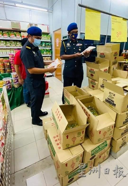 贸消局官员到超市巡视检查市场货源供应情况。