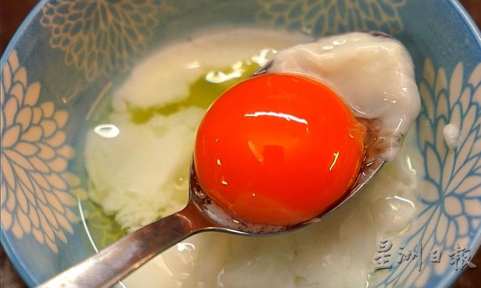 虾青素的类胡罗卜素含量高，所以虾青素鸡蛋的蛋黄呈鲜艳的橙红色。


