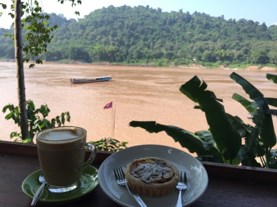 看着湄公河静静流淌，尝鲜喝超甜的Laos latte, 享受呷咖啡的悠闲。

