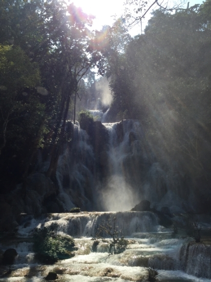 阳光穿透洒在瀑布，仿佛浮现一道来自天堂的光芒，笼罩丛林，增添诗意。

