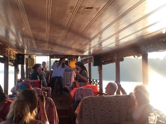 听一首外国旅人演奏不知名曲子，让思绪随波倘佯在夕阳无限好的湄公河上。

