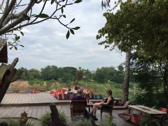 探访背包客天堂──白天的乌托邦酒吧。

