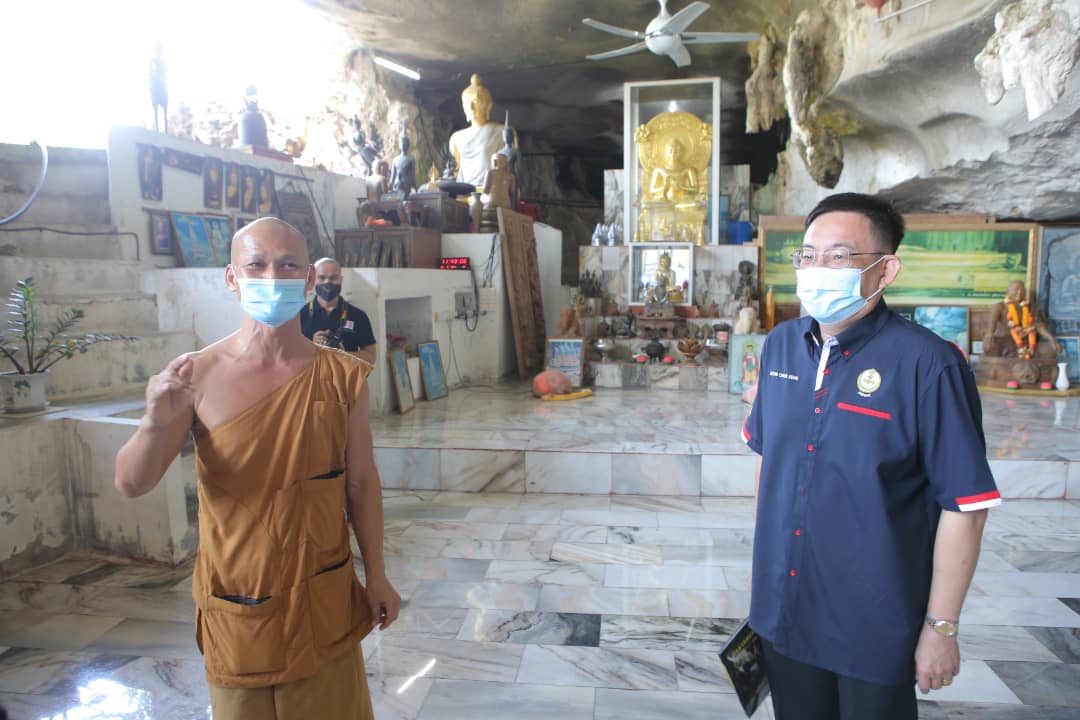 法善法师（左）向梁卓经（右）讲述释迦圣法岩佛寺所面对的问题，并希望获得州政府的协助。