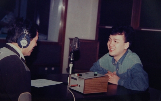 在蒙润荣的广播生涯，他访问过不少名人，其中一个是有“星马王子”之称的台湾歌手李茂山。