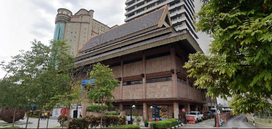 旧手工艺中心（现Muamalat银行）为马来高脚屋之放大版本。