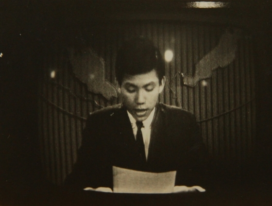 1966年，蒙润荣成为第一代华语电视新闻播报员。当时还是黑白电视的时代，直至70年代才有彩色的新闻画面。