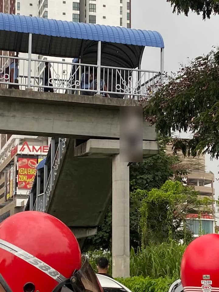 华裔男子在天桥上吊自杀，引起民众围观。