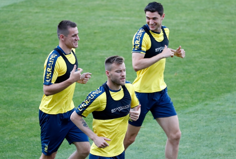 乌克兰前锋亚尔莫连科（左二起）和雅列姆丘克在欧洲杯小组赛均各有两球进帐，他们将成为瑞典的防守重点。（欧新社照片）