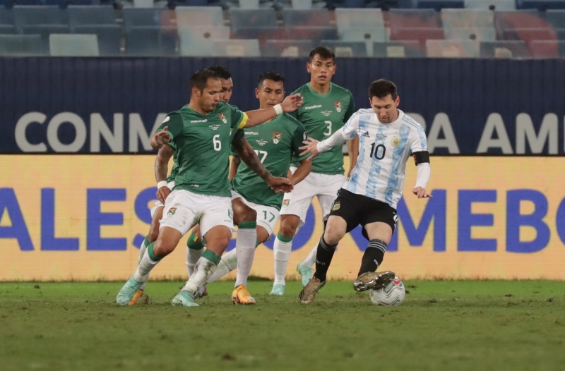梅西（右）在阿根廷4比1胜玻利维亚之役第148次出场，打破了马斯切拉诺此前保持的队史纪录。（欧新社照片）